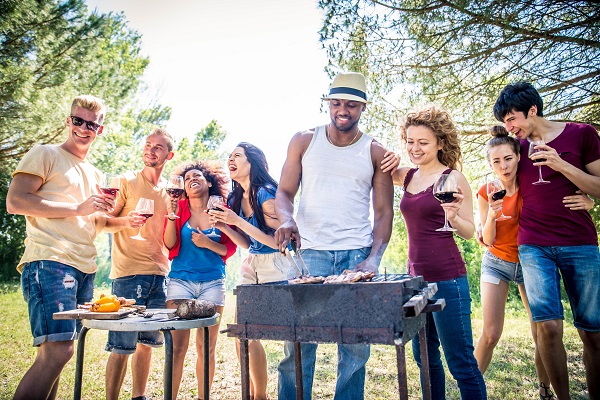 Amis autour d'un barbecue